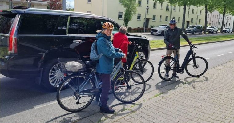 Sicherheitsrisiko für Radfahrer: Rheingoldstraße in Neckarau zu eng für Mindestabstand