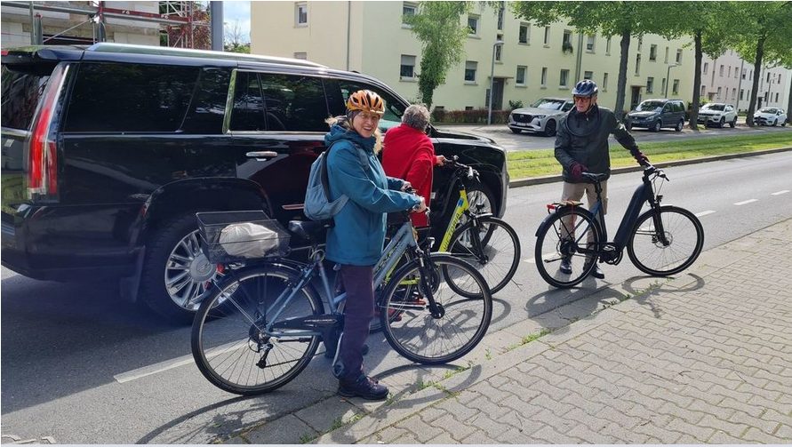 Sicherheitsrisiko für Radfahrer: Rheingoldstraße in Neckarau zu eng für Mindestabstand